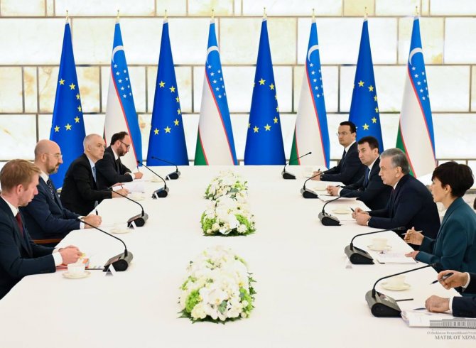 Президенти Ӯзбекистон бо Президенти Шӯрои Аврупо масъалаҳои рушди ҳамкориҳои бисёрҷанбаро баррасӣ кард 