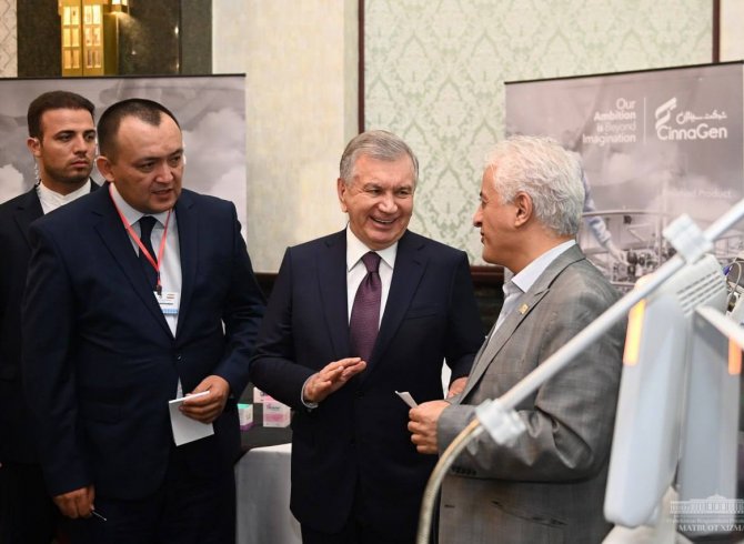 Президенти Ӯзбекистон аз намоишгоҳи дастовардҳои илму техникии Эрон дидан кард 