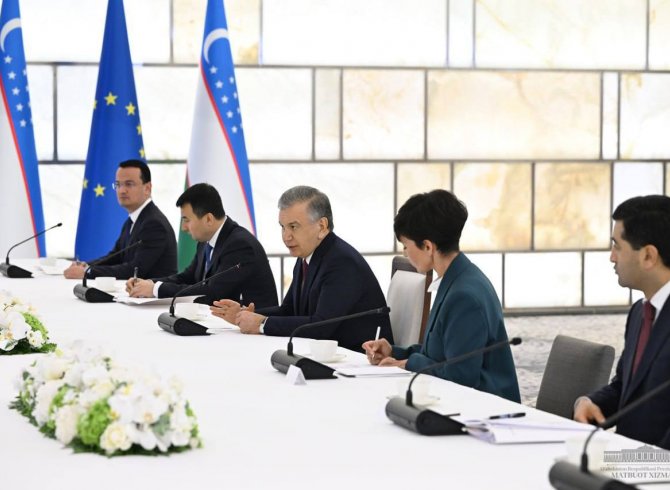 Президенти Ӯзбекистон бо Президенти Шӯрои Аврупо масъалаҳои рушди ҳамкориҳои бисёрҷанбаро баррасӣ кард 