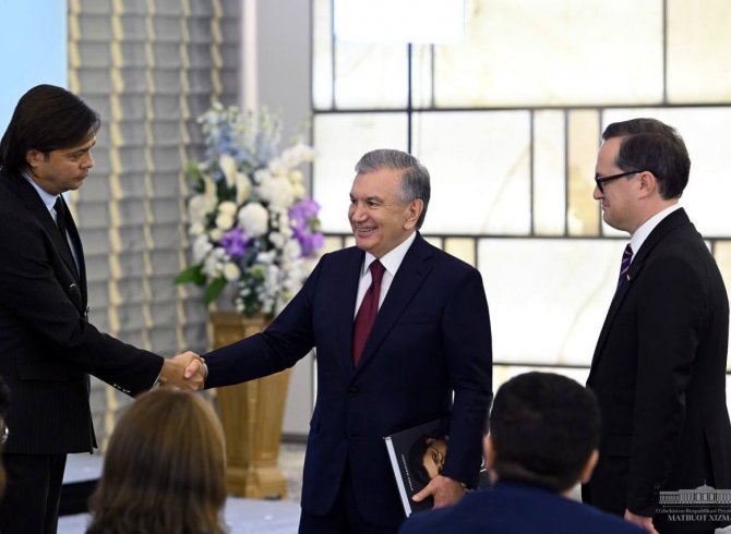 Президенти Ӯзбекистон бо ҳамватанон мулоқот кард 