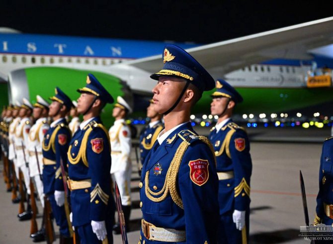 Президенти Ӯзбекистон ба Пекин омад 