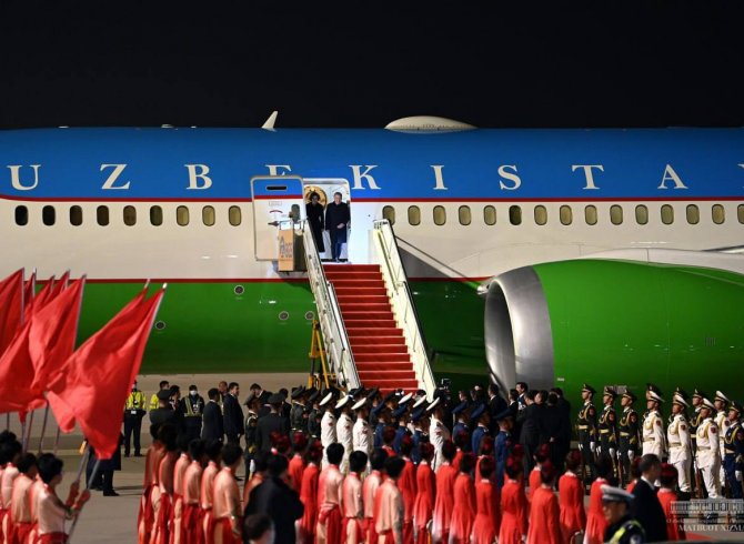 Президенти Ӯзбекистон ба Пекин омад 