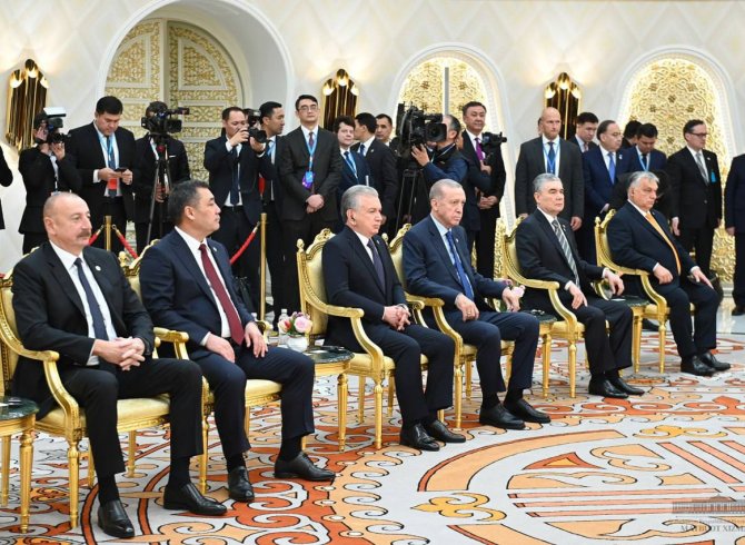 Президенти Ӯзбекистон бо мукофоти олии СКТ сарфароз гардонида шуд 