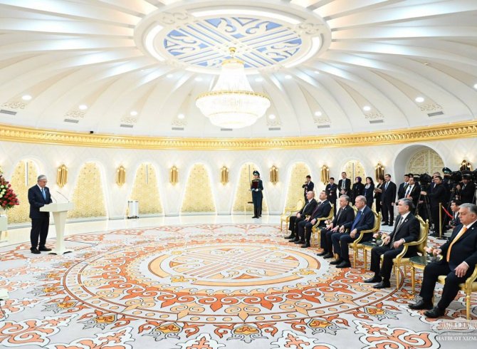 Президенти Ӯзбекистон бо мукофоти олии СКТ сарфароз гардонида шуд 