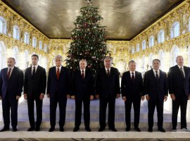 Президенти Ӯзбекистон бо ҷойҳои ҷолиби диққати Санкт-Петербург шинос шуд