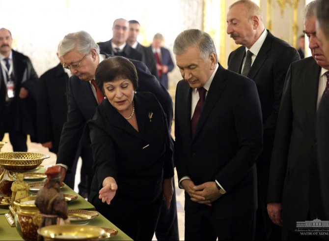 Президенти Ӯзбекистон бо ҷойҳои ҷолиби диққати Санкт-Петербург шинос шуд 