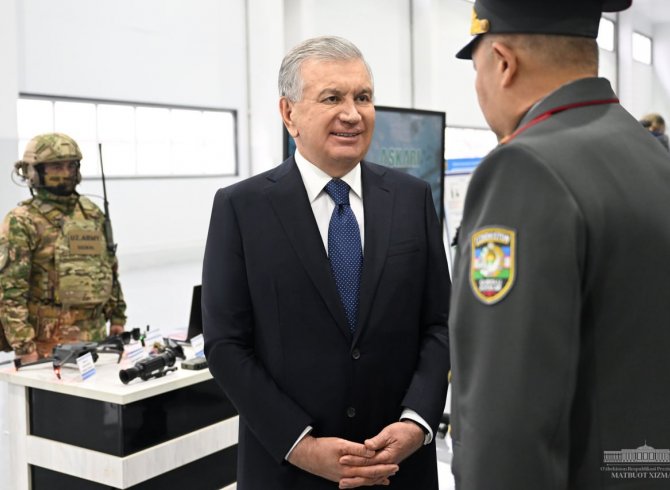 Президенти Ӯзбекистон бо иқтидори маҷмӯи ҳарбию-саноатӣ шинос шуд 
