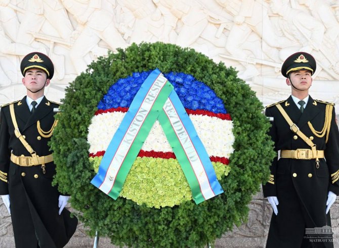Президенти Ӯзбекистон хотираи қаҳрамонони халқии Чинро пос дошт  