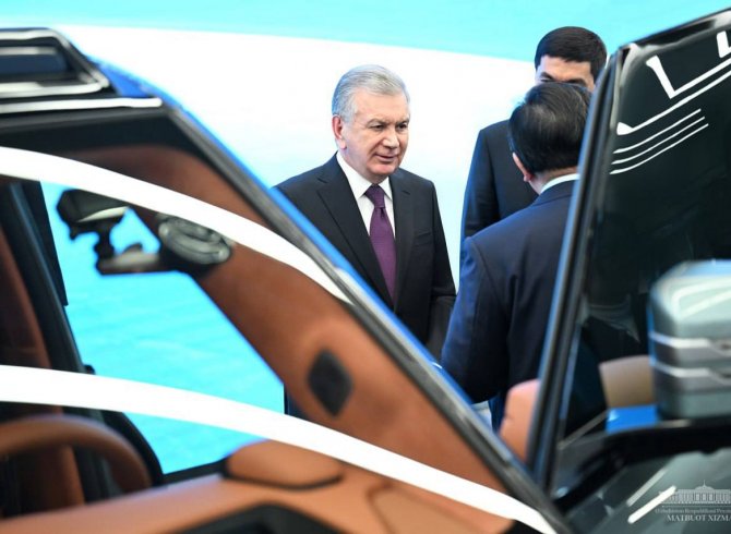 Президенти Ўзбекистон ба истеҳсоли электромобилҳо дар вилояти Ҷиззах оғоз бахшид 