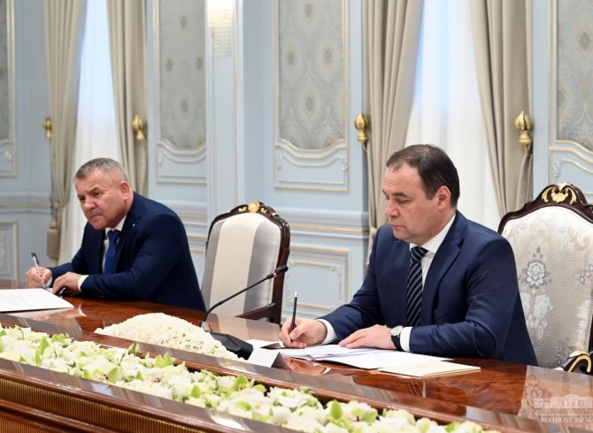 Президенти Ӯзбекистон бо Сарвазири Белорус дурнамои рушди ҳамкориҳои амалиро баррасӣ кард 
