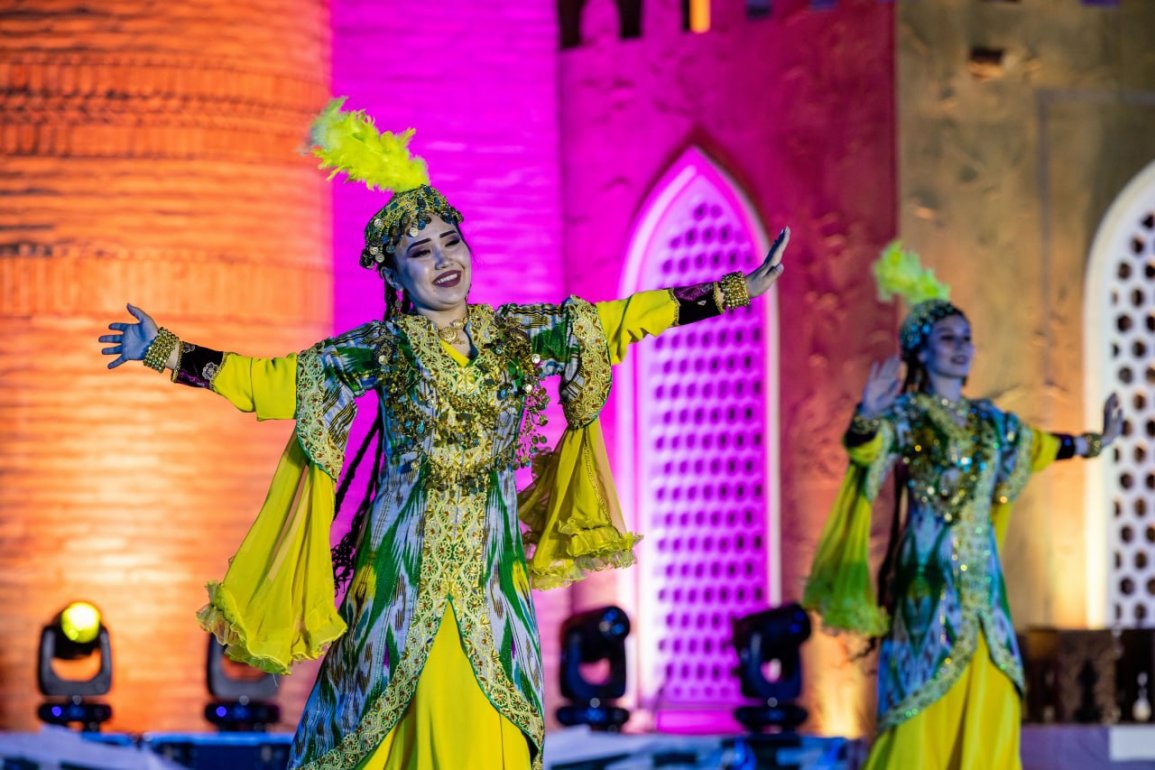 Lazgi в Баку музыкальный театр. Фон Лазги танец Самарканд. Хранители традиций узбекского танца. Народная артистка Узбекистан по танцы.