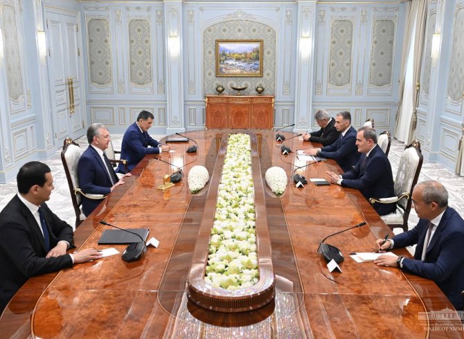 Президенти Ӯзбекистон аҳамияти густариши минбаъдаи ҳамкории амалӣ бо Озарбойҷонро қайд кард 