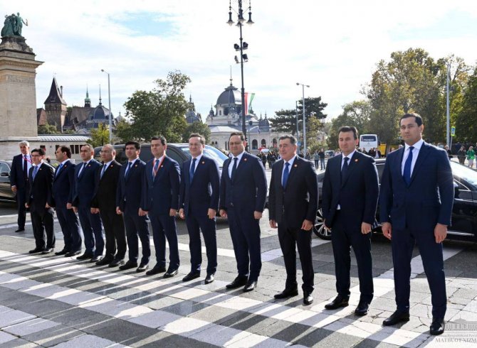 Президенти Ӯзбекистон хотираи қаҳрамонони венгерро пос дошт 