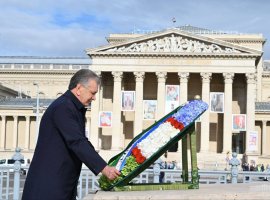 Президенти Ӯзбекистон хотираи қаҳрамонони венгерро пос дошт