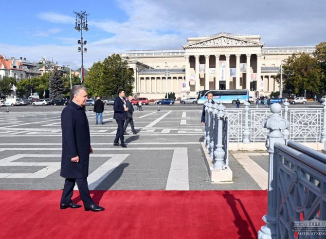 Президенти Ӯзбекистон хотираи қаҳрамонони венгерро пос дошт 