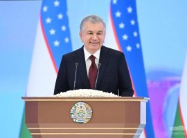 Президенти Ӯзбекистон бонувонро бо ҷашнашон табрик намуд
