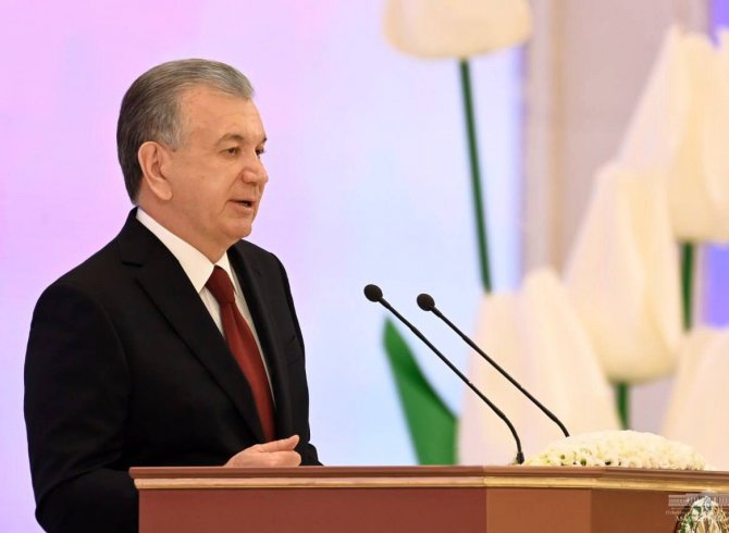 Президенти Ӯзбекистон бонувонро бо ҷашнашон табрик намуд 