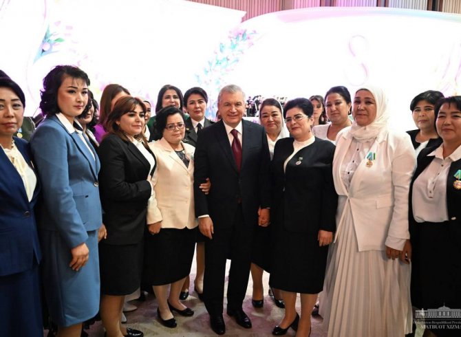 Президенти Ӯзбекистон бонувонро бо ҷашнашон табрик намуд 