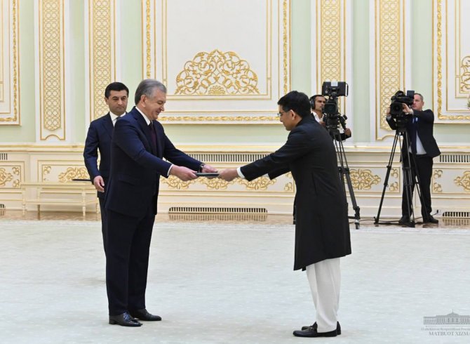 Президенти Ҷумҳурии Ӯзбекистон эътимодномаи сафирони хориҷиро қабул кард 