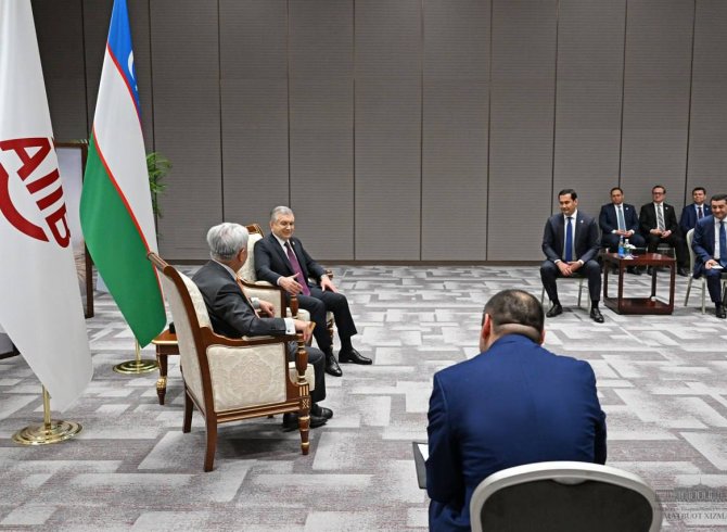 Президенти Ӯзбекистон самтҳои асосии ҳамкориро бо Бонки сармояи инфрасохтории Осиё қайд намуд 