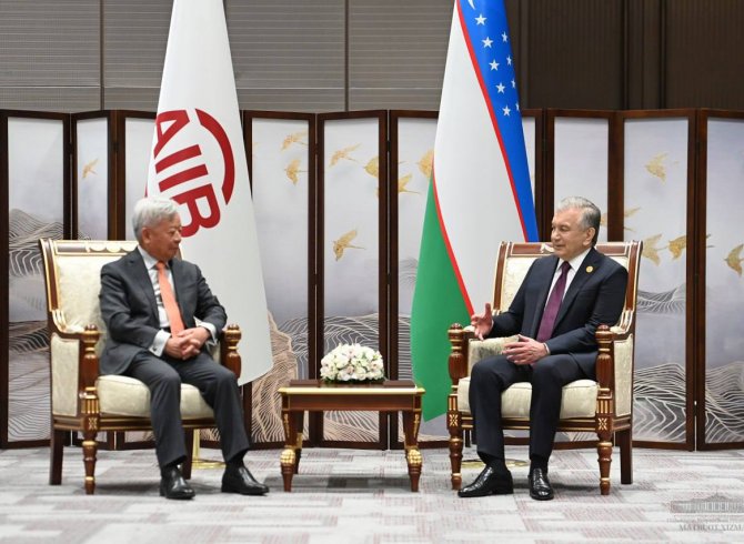 Президенти Ӯзбекистон самтҳои асосии ҳамкориро бо Бонки сармояи инфрасохтории Осиё қайд намуд 