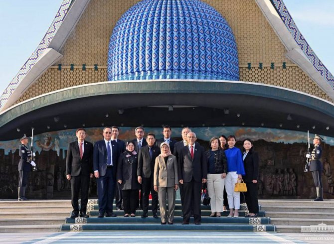 Президенти Сингапур ба Ӯзбекистон омад 