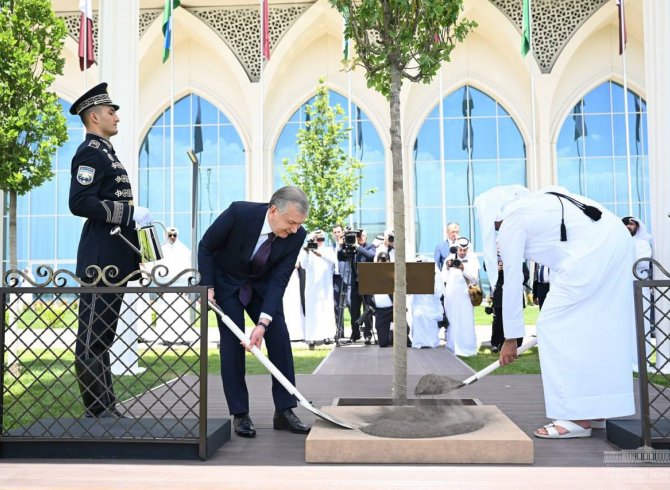 Президенти Ӯзбекистон ва Амири Қатар дарахт шинонданд 